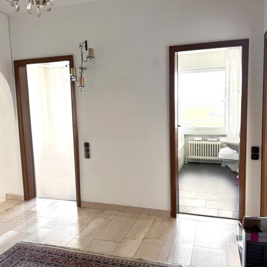 ZWEIFAMILIENHAUS | ZWEI WOHNUNGEN | ZWEI GÄRTEN | HAUS MIT PANORAMA-BLICK – Flur Oben / Schlafzimmer Bad