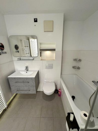 Provisionsfreie, modernisierte 3-Zimmer-Wohnung mit Wintergarten und Garagenbox, bezugsfrei – Bad mit Waschtisch