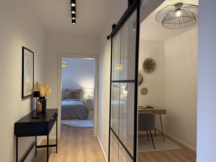 Einziehen statt renovieren: Frisch modernisierte 2-Zimmer-Wohnung mit Panoramablick – Flur