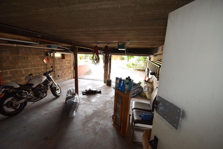 Provisionsfrei! Zweifamilienhaus, großer Sonnengarten – Doppelgarage