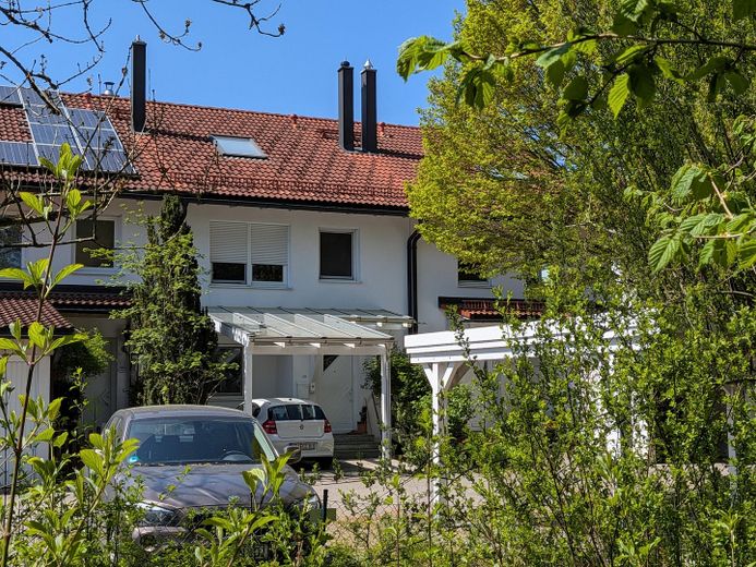 Doskonała lokalizacja nad jeziorem Pilsensee, duży zadbany środkowy dom szeregowy z poddaszem użytkowym, 141 m² powierzchni mieszkalnej, 2 wiaty garażowe, rok budowy 1998 – Eingangseite mit 2 Carports
