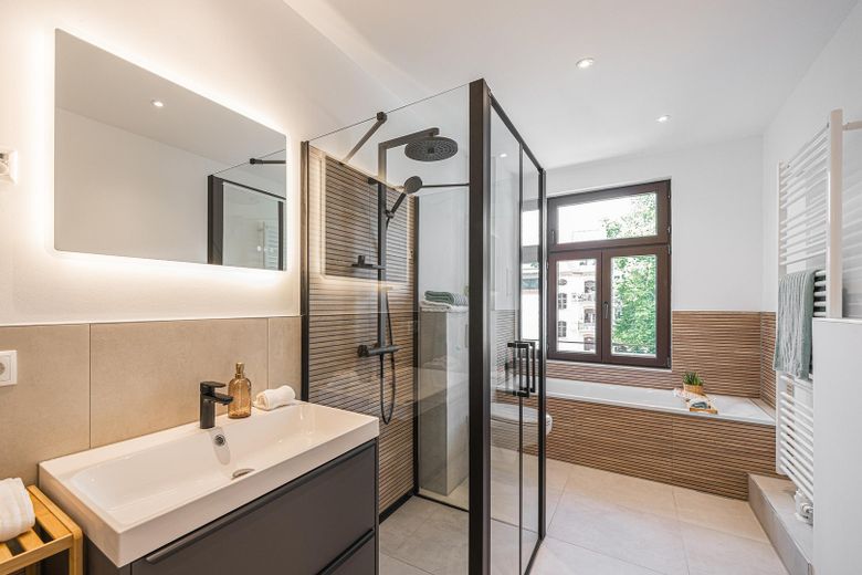 *Seltene Gelegenheit: 4-Zimmer Altbau im Leipziger Waldstraßenviertel | Provisionsfrei | Erstbezug* – Bad