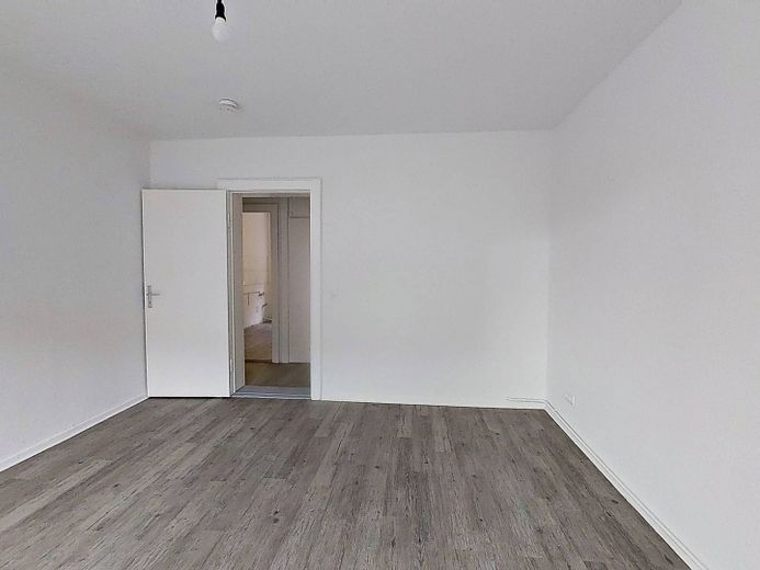 Die Blätter fallen, Ihre Miete auch: Helle 3-Zimmer-Wohnung mit Balkon – Ansicht III: Wohnzimmer