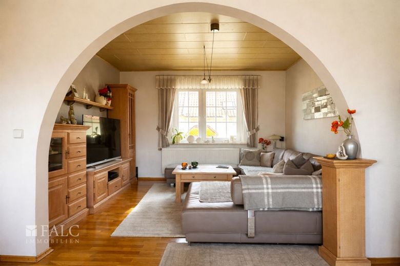 *Reserv.* Familienfreundliches Einfamilienhaus mit großem Grundstück und Doppelgarage – Wohnzimmer