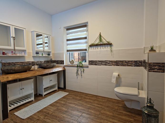 Modernes 217-m²-Familienhaus mit 8 Zimmern, PV-Speicher, Wallbox, Solar & großem Garten – Foto 17