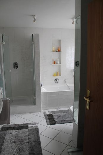 Sehr gepflegtes 4-Familien-Wohnhaus mit großem Gartengrundstück in Top Wohnlage von CR – EG Badezimmer