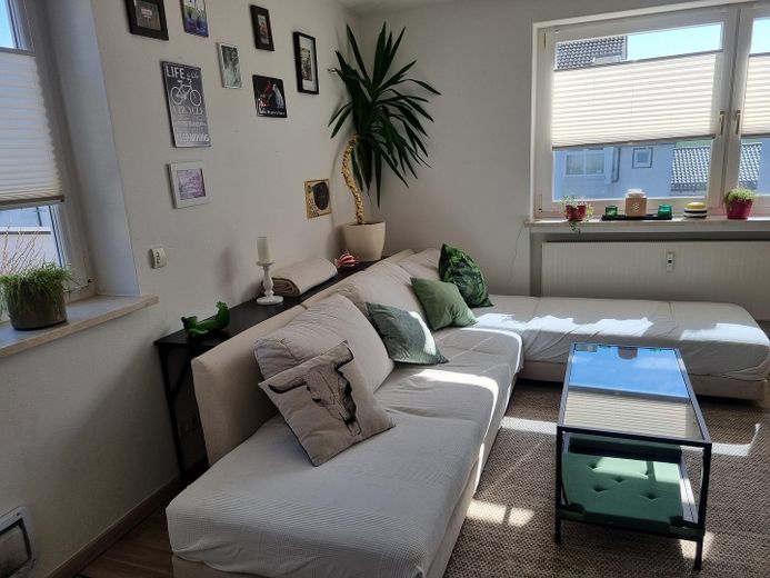 Appartamento di 3,5 locali, terrazza sul tetto di 98 m², veranda, garage doppio – Wohnzimmer
