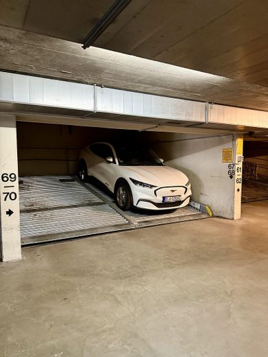 Bezugsfrei in Flingern: 1-Zimmer-Wohnung mit Balkon, Keller und Tiefgarage – Duplex-Stellplatz