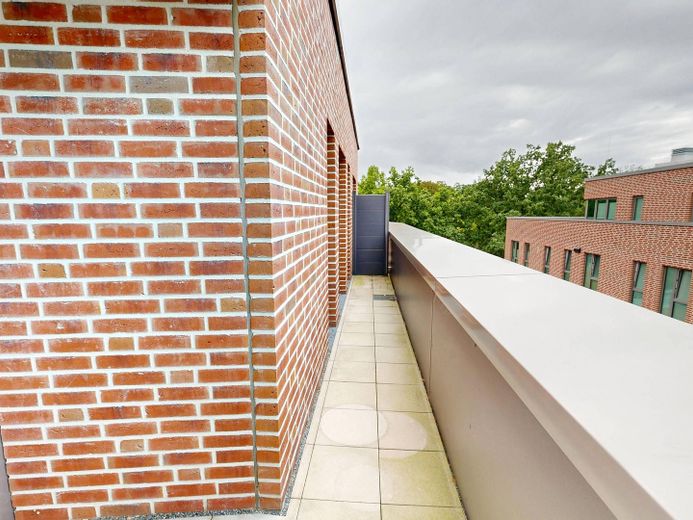 Wohntraum in Rissen: 3-Zimmer-Dachgeschosswohnung mit 2 Dachterrassen, eigenem Lift, EBK uvm. – Ansicht II: Dachterrasse I