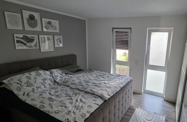 Piso muy moderno y luminoso con balcón y cocina amueblada en Troisdorf, Müllekoven – Schlafzimmer