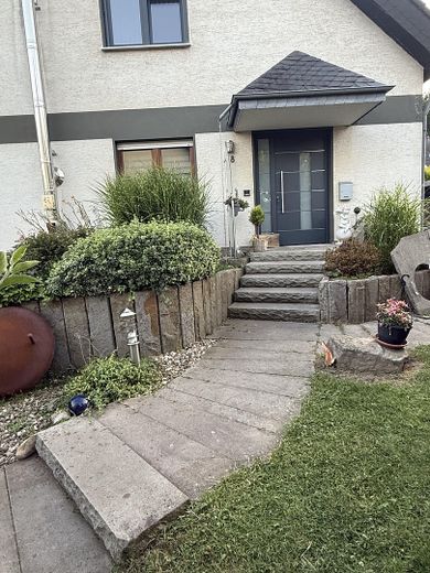 Spacious semi-detached house with garden in a sought-after residential area – Foto 2