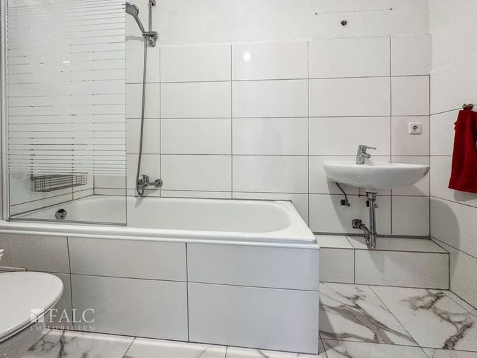 Einziehen und wohlfühlen: Helle 3-Zimmer-Wohnung mit Stellplatz &amp; EBK – Bad