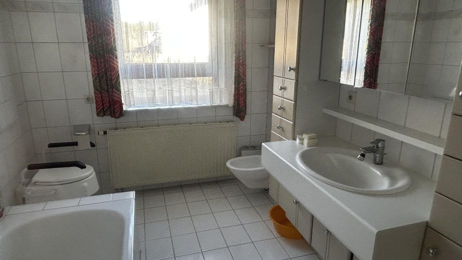 Casa con molta luce, spazio e vista. Adatta anche come casa intergenerazionale o con studio professionale. – Badezimmer