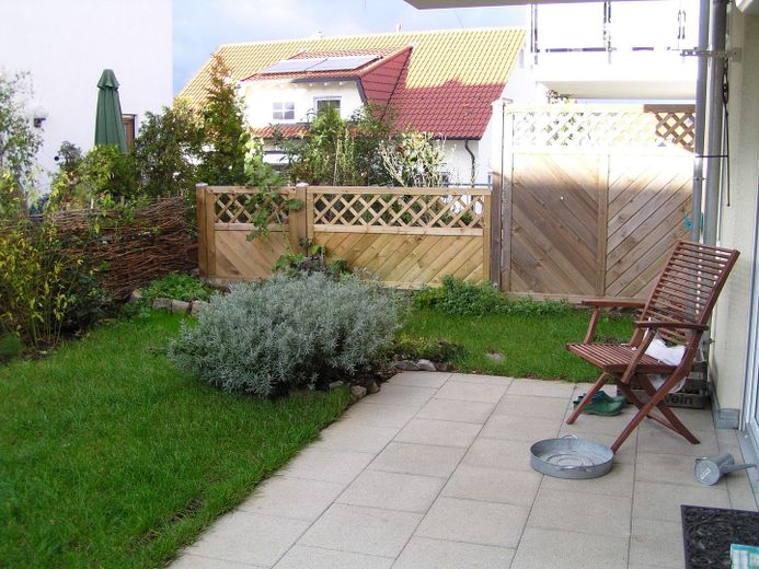 Exclusivo dúplex con carácter de casa adosada, 3 1/2 habitaciones - 2 plazas de aparcamiento subterráneo (opcionales) – Terrasse mit Garten