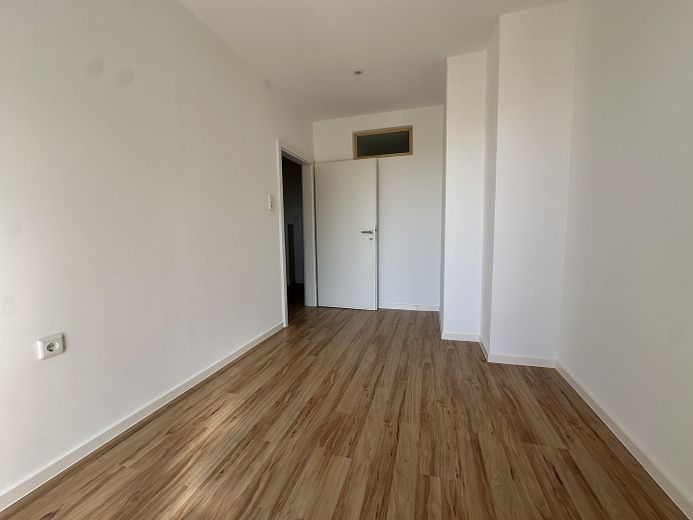 Erstbezug nach umfassender Modernisierung! Stilvolle 4-Zimmer-Wohnung in begehrter Lage – Zimmer Balkonzugang