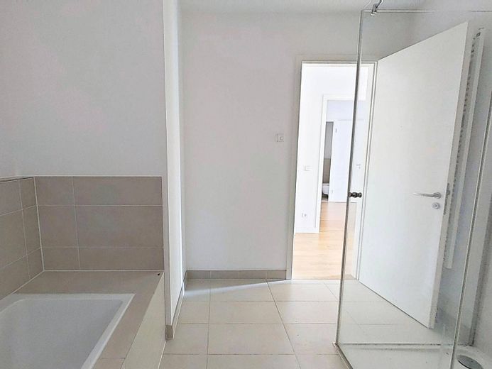 Elegantes Wohnen in Düsseldorf: Großzügige 3-Zimmer-Wohnung mit Balkon, Concierge-Service uvm. – Ansicht II: Bad