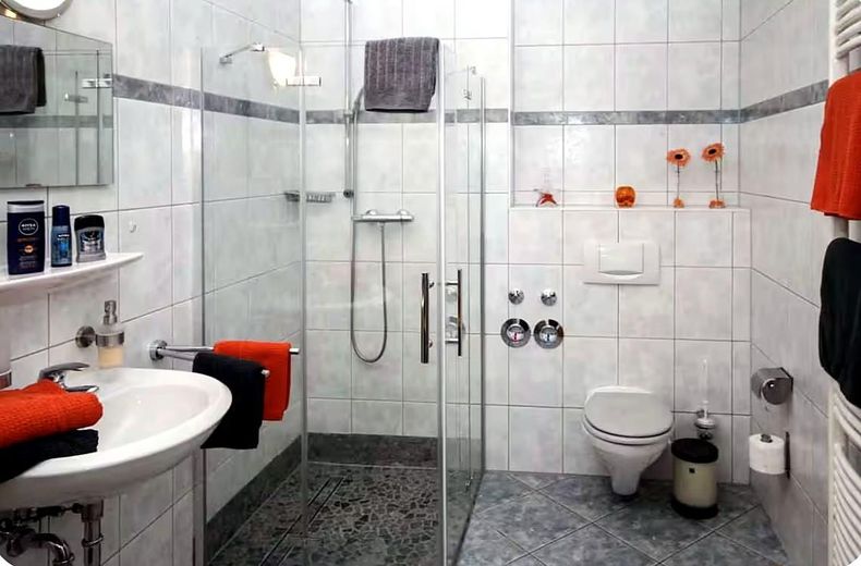 Ferienwohnung 1. Reihe mit 21,8 m² Terrasse – belegte Einnahmen, provisionsfrei – Bad