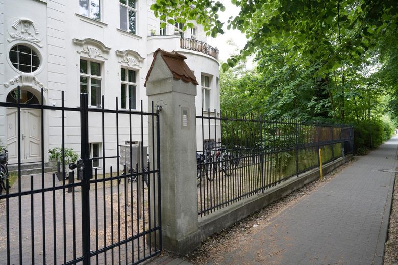Rarität! Barrierefreie Gartenwohnung in Neobarock-Villa! – Straßenansicht