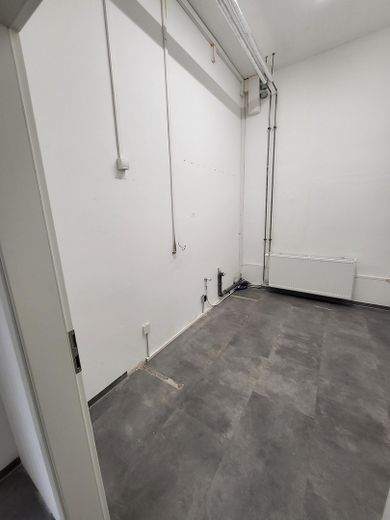 2 Einmalige Ladenlokale in stark frequentierter Lage mit ca. 280 m2 und 103 m2 Gewerbefläche – als Küche vom v.M. vorgesehen