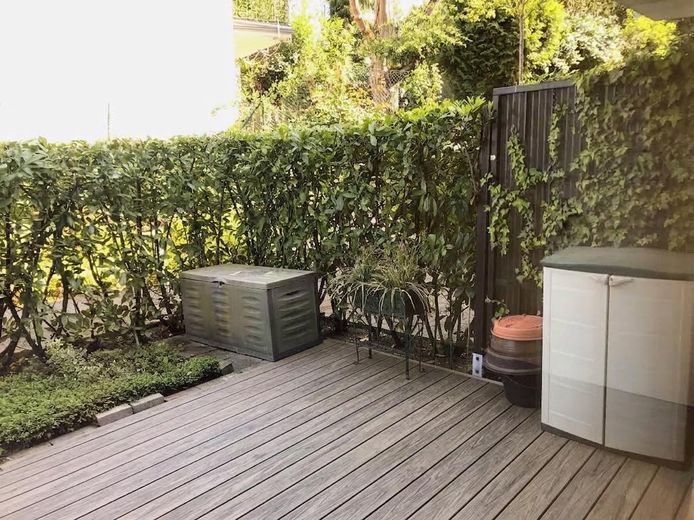 Vivienda acogedora en la ladera: luminosa, tranquila, accesible, con jardín y balcón – Terrasse bearbeitet mit Holz