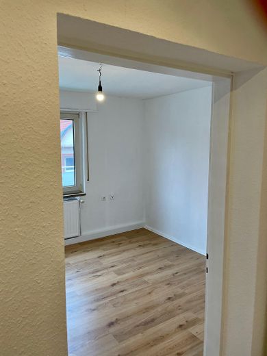 Renovierte 2,5-Raum-Penthouse-Wohnung mit Balkon in Kaiserslautern – Schlafzimmer