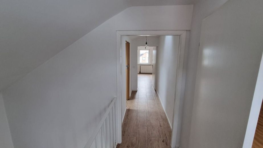 1-Familienwohnhaus in ruhiger Wohnlage – Flur DG. - www.immobilien-heise.de
