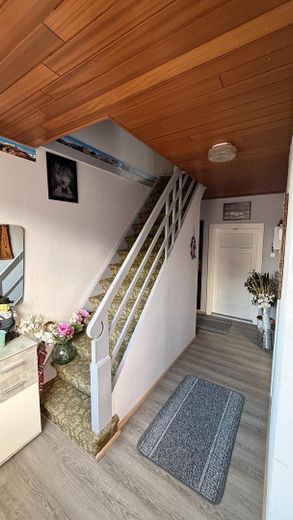Zweifamilienhaus in Haste/OT Wilhelmsdorf provisionsfrei zu verkaufen – Treppenaufgang Altbau