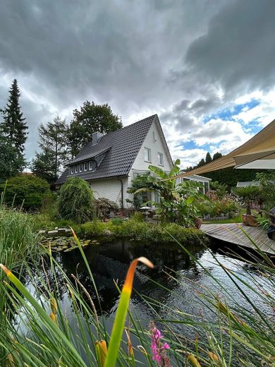 Einfamilienhaus in kühlem Garten – Kühler Garten mit Teich
