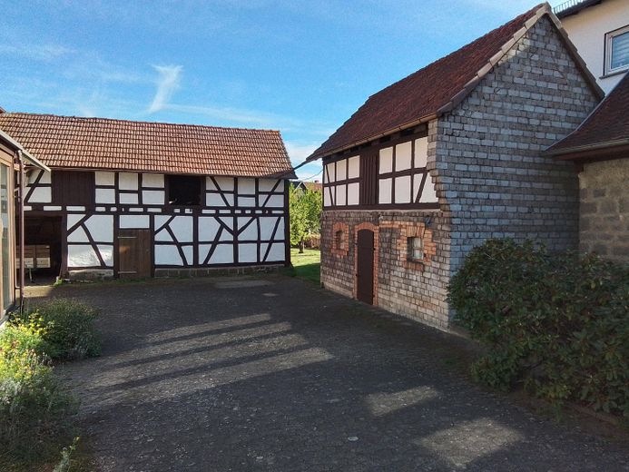 Fachwerkhaus mit Nebengebäude Garten und Brunnen – Foto 2