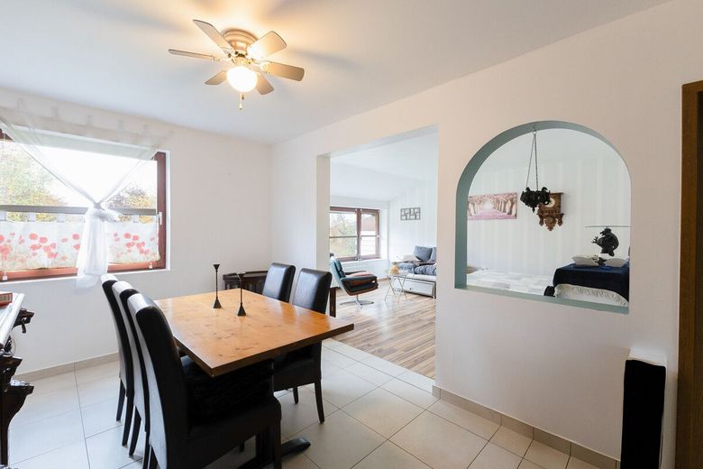 Wohlfühloase für zwei Familien - mit Pool, Sauna und Garten – Esszimmer Altbestand