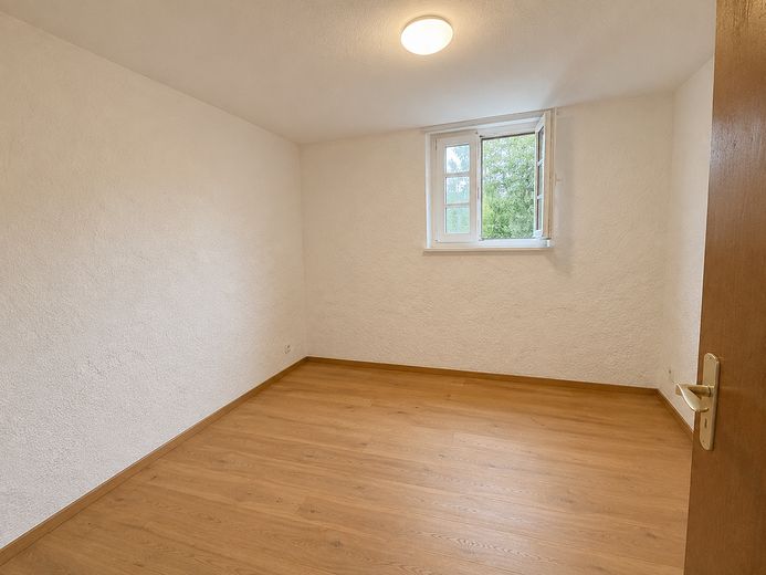 2-Zimmer Wohnung am Waldrand – Schlafzimmer mit Fenster