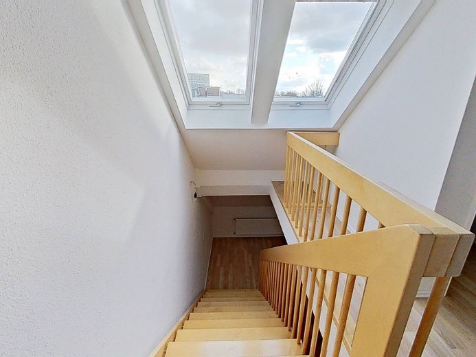 NIENTE ONERI PER IL RISCALDAMENTO, MA 2 CANONI NETTI GRATUITI: Appartamento mansardato di 2 locali dalla disposizione particolare, con vasca da bagno – Treppenhaus (1.OG)
