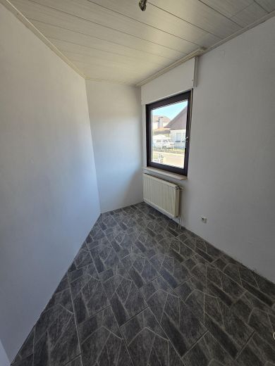 Einfamilienhaus mit kernsanierter Einliegerwohnung, Pool und Garage in Lustadt – Hauptwohnung Büro