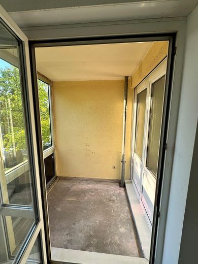 Provisionsfreie, modernisierte 3-Zimmer-Wohnung mit Wintergarten und Garagenbox, bezugsfrei – Wintergarten