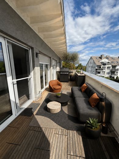 Provisionsfreies Traumhaftes Penthouse mit privater Dachterrasse und Fahrstuhl direkt in die Wohnung – Balkon mock-up
