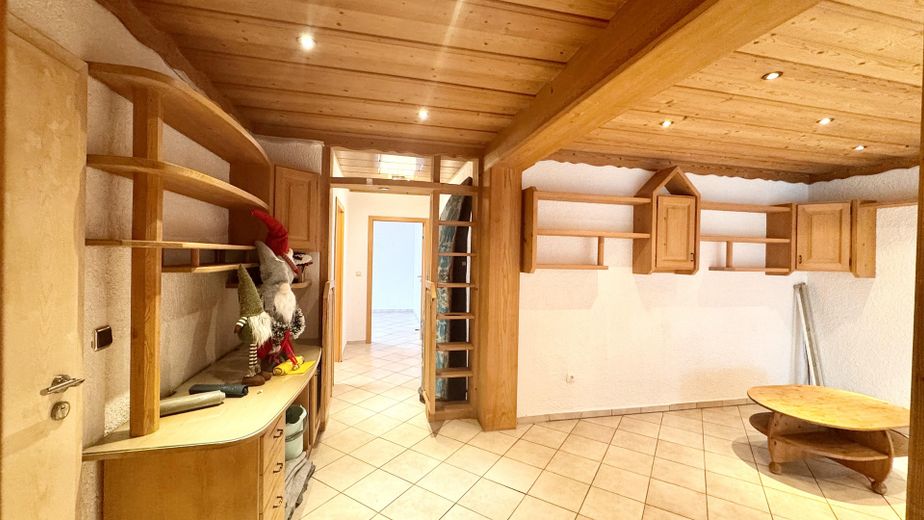 Bright 3-room ground-floor apartment with balcony and large private-use garden – Wohnzimmer und Flur