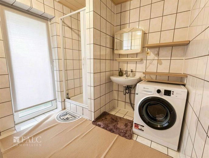 vermietetes Zweifamilienhaus mit großem Garten in Frechen Bachem – Badezimmer EG