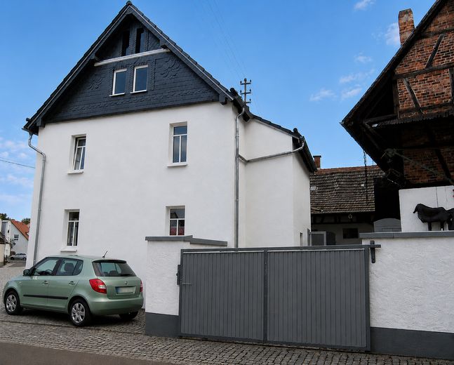 Wohnhaus in Idstein-Heftrich mit großem Innenhof, Scheune und Nebengebäuden – Außenansicht