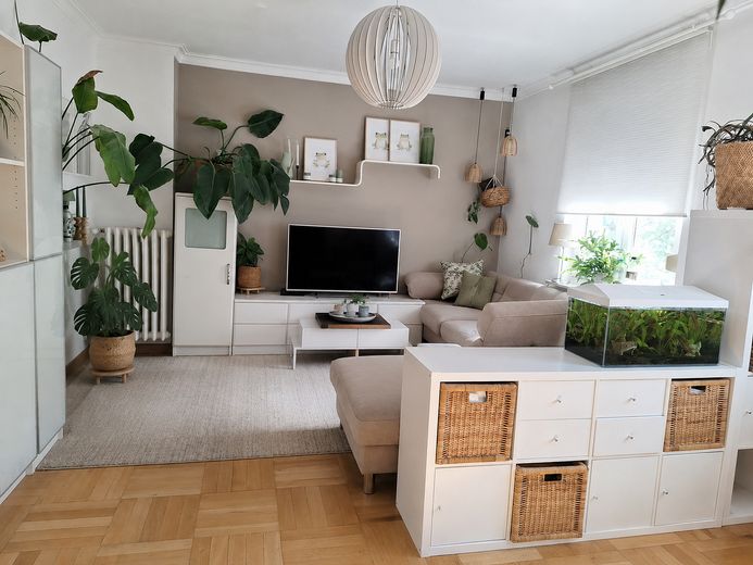 Helles Wohnzimmer mit Parkett