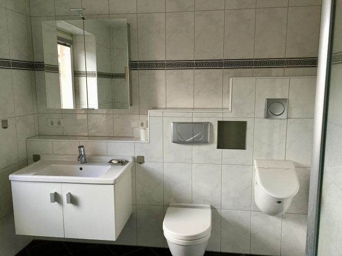 Altstadt-Stadthaus mit Mainblick, Dachterrasse, Mieteinnahmen & Ausbaupotenzial – provisionsfrei – Bad - Wohnung 63 qm