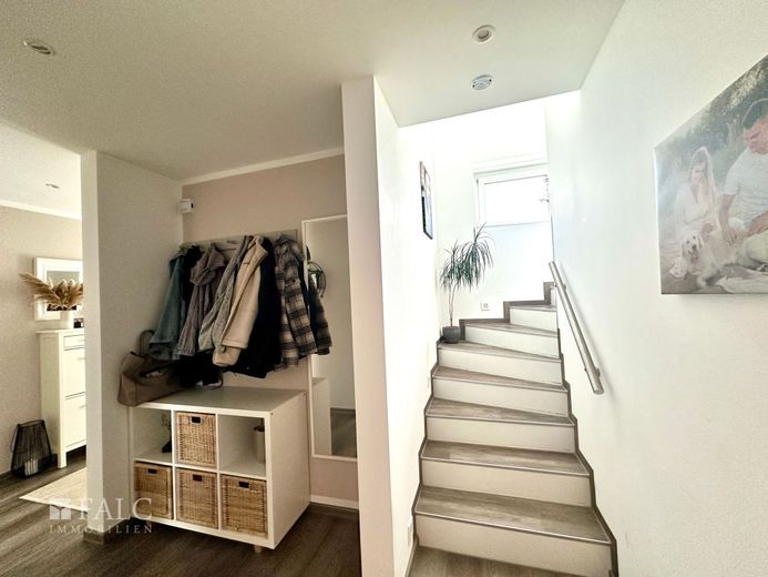 Top modernes Einfamilienhaus in herrlicher Feldrandlage von Himmelpforten – Flur mit Treppe ins OG