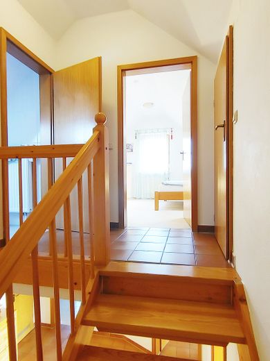 Avis aux investisseurs : duplex habité et meublé de 4 pièces avec cuisine, salle de bains et WC supplémentaires, dans un quartier calme proche du centre – Diele oben