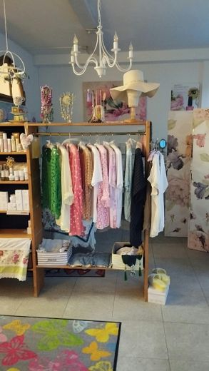Gemütliche 2-Zimmer-Wohnung teilmöbliert mit Einbauküche und Klimaanlage barrierefrei – Einsicht in Wohnzimmer