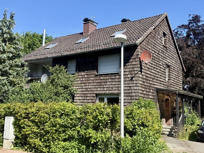 Ihre Chance: Dreifamilienhaus mit Garten, Balkon &amp; zwei freien Wohnungen – Straßenansicht