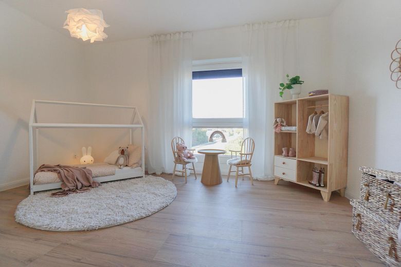 Provisionsfrei & bezugsfertig: Energieklasse B, Wärmepumpe, PV, Garten & Garage – Schlafzimmer 2 / Kinderzimmer