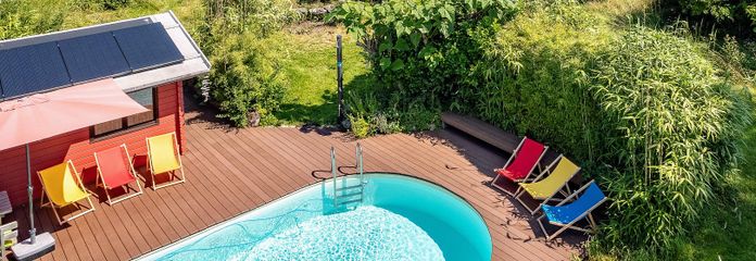 291 m² Wohnen auf einer Ebene mit Einliegerwhg. | 2.464 m² Naturidyll | Pool, Sauna & Ortsrandlage – Luftbild Pool+Haus