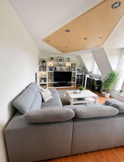 Lichtdurchflutete 107m 4-Zimmerwohnung – Wohnzimmer