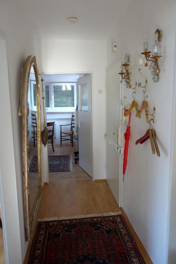 Attraktive DG-Wohnung -  Citylage im Grünen an Kuppelkirche, hohe Lebensqualität; von privat – Flur