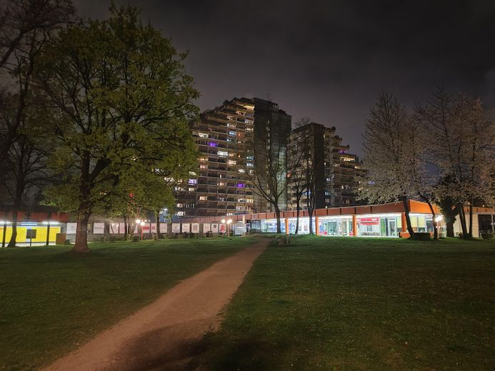von Privat – Helle 2-Zimmerwohnung mit großer, wettergeschützter Südwestloggia – München-Bogenhausen – Gebäude von Südosten bei Nacht