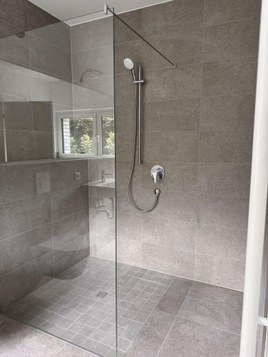 Großzügige helle Neubauwohnung im 1.OG eines Zweiparteienhaus in Verl – Dusche